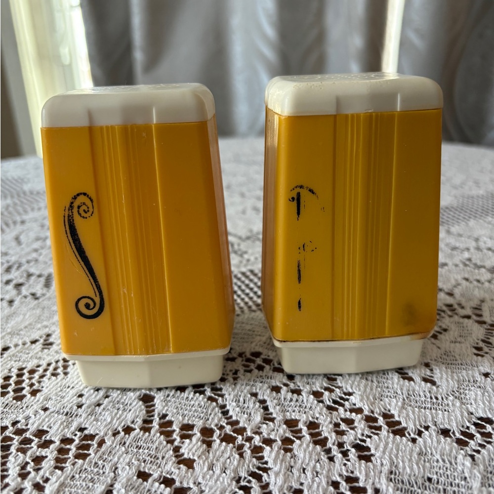 Max Klein MCM Plastic Salt & Pepper Shakers
